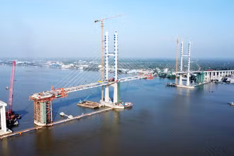 Dự án Ðầu tư xây dựng công trình cầu Rạch Miễu 2 đang vượt tiến độ so với kế hoạch. (Ảnh NGUYỄN SỰ)