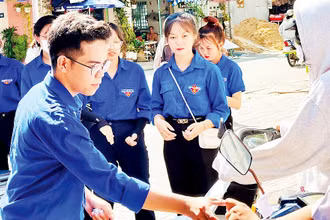 Sinh viên Ông Kim Bảo tham gia chương trình tiếp sức mùa thi.