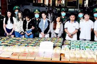 Chuyên án A424.4p, bắt 8 đối tượng người Lào, thu 198 kg ma túy các loại, 1 xe ô-tô.