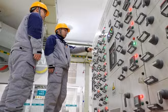 Công nhân vận hành nhà máy thủy điện tích năng ở Trung Quốc. (Ảnh Tân Hoa xã)