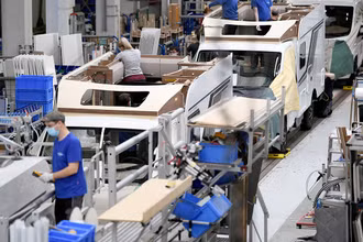 Công nhân làm việc tại một nhà máy ở gần Passau, Ðức. (Ảnh REUTERS)
