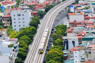Tuyến đường sắt đô thị Nhổn-ga Hà Nội vận hành giúp hạn chế tình trạng ùn tắc giao thông các tuyến đường phía tây Hà Nội. (Ảnh THỦY NGUYÊN)