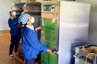 Quy trình sấy sản phẩm tại Hợp tác xã Dược liệu Cự Nẫm (huyện Bố Trạch).