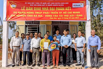 Ðại diện Mặt trận Tổ quốc huyện Châu Ðức (tỉnh Bà Rịa-Vũng Tàu), chính quyền xã Bàu Chinh và nhà tài trợ bàn giao nhà cho gia đình bà Lê Thị Mụn.
