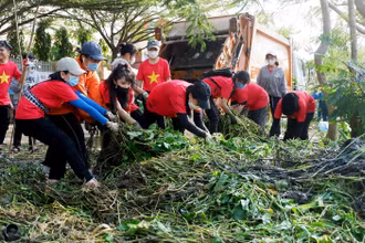Ðoàn viên, thanh niên TP Hồ Chí Minh tham gia vệ sinh tuyến kênh Rạch Lăng 2.