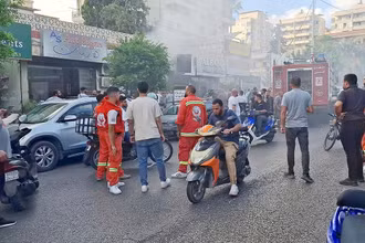 Vụ nổ tại cửa hàng điện thoại di động ở Sidon, Liban. (Ảnh REUTERS)