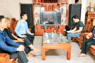 Cán bộ Mặt trận Tổ quốc xã Hồng Hà (huyện Ðan Phượng) vận động các hộ dân đồng thuận thực hiện giải phóng mặt bằng phục vụ thi công dự án. (Ảnh MINH PHÚ) 