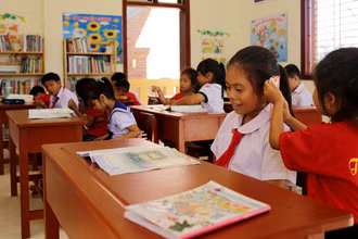 Học sinh Trường tiểu học Ðá Tây (đảo Ðá Tây A, huyện đảo Trường Sa, tỉnh Khánh Hòa) trong giờ giải lao. (Ảnh HÀ MY) 