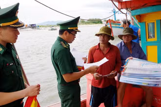 Bộ đội Biên phòng tỉnh Bà Rịa-Vũng Tàu tuyên truyền cho ngư dân về chống khai thác hải sản bất hợp pháp, không khai báo và không theo quy định. (Ảnh VŨ TÂN)