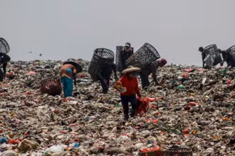 Công nhân thu gom rác thải nhựa tại bãi rác ở Tây Java, Indonesia. (Ảnh Tân Hoa xã)