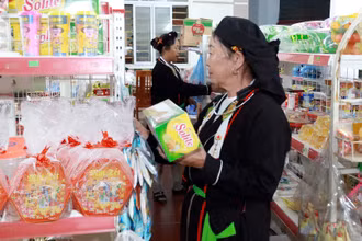 Ðồng bào Sán Dìu (xã Tam Quan, huyện Tam Ðảo, tỉnh Vĩnh Phúc) mua hàng tại cửa hàng tiện lợi. (Ảnh THẾ HÙNG)