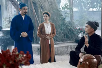 Cảnh trong phim “Hồng Hà nữ sĩ”. (Ảnh do ÐOÀN PHIM CUNG CẤP)