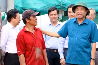 Bí thư Tỉnh ủy Vĩnh Long, Bùi Văn Nghiêm thăm hỏi, động viên người dân bị thiên tai tại xã Long An, huyện Long Hồ, tỉnh Vĩnh Long.