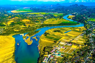 Sông Lam (sông Cả) bắt nguồn từ Lào, chảy qua hai tỉnh Nghệ An và Hà Tĩnh rồi đổ ra Biển Ðông. (Ảnh Quang Dũng)