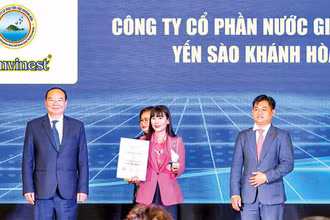 Chủ tịch Hội đồng quản trị SANVINEST Trịnh Thị Hồng Vân được vinh danh Nhà lãnh đạo tiêu biểu Asia. Ảnh: Trà My