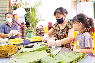Làm bánh phu thê Ðình Bảng (huyện Từ Sơn, Bắc Ninh).