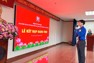 Ðồng chí Trần Ðức Anh tuyên thệ trong lễ kết nạp đảng viên do Quận ủy Phú Nhuận (Thành phố Hồ Chí Minh) tổ chức. (Ảnh MẠNH HẢO)