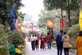 Du khách tham quan đền thờ Hoàng đế Quang Trung, thành phố Vinh. (Ảnh MINH QUÂN)
