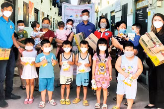 Công ty cổ phần Quốc tế Minh Việt tặng quà con của người lao động làm việc tại công ty.