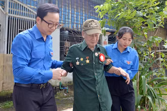 Các cán bộ đoàn đưa cựu chiến binh Nguyễn Phương Ðàn (99 tuổi, trú phường Noong Bua, thành phố Ðiện Biên Phủ, tỉnh Ðiện Biên) đi thăm lại chiến trường năm xưa.