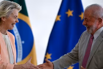 Tổng thống Brazil Lula da Silva tiếp đón Chủ tịch Ủy ban châu Âu Ursula von der Leyen. (Ảnh EFE)
