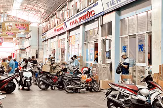 Tại trung tâm thương mại dược phẩm và trang thiết bị y tế, Quận 10, mỗi ngày có hàng nghìn giao dịch dược phẩm, thiết bị y tế.