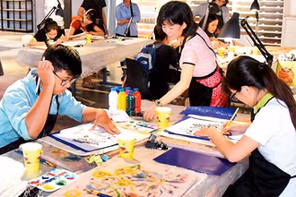 Các bạn trẻ tại không gian sáng tạo Creative lab by up, số 1 Lương Yên, Hai Bà Trưng, Hà Nội. Ảnh: Thành Nguyễn