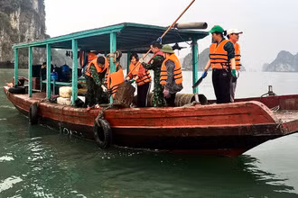 Các lực lượng chức năng của thành phố Cẩm Phả (Quảng Ninh) ra quân dọn phao xốp trên biển.
