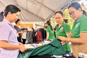 Các doanh nghiệp tham gia gian hàng bình ổn giá tại Quận 8.