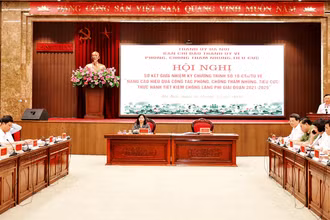 Lãnh đạo thành phố phát biểu tại hội nghị sơ kết giữa nhiệm kỳ Chương trình số 10. (Ảnh ÐĂNG ANH)