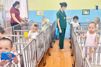Các trẻ từ 1 tuổi trở lên của Mái ấm Hoa Hồng được đưa về chăm sóc, nuôi dưỡng tại Làng Thiếu niên Thủ Ðức (thành phố Thủ Ðức, Thành phố Hồ Chí Minh).