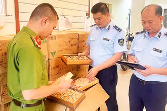 Lực lượng Quản lý thị trường Hà Nội kiểm tra việc kinh doanh sản phẩm bánh trung thu.