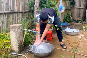 Gia đình anh Hoàng Văn Duy, thôn Nà Vài, xã Bằng Thành, huyện Pác Nặm đã có nước sạch để dùng. (Ảnh HƯƠNG LAN)