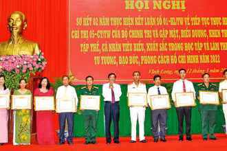 Lãnh đạo tỉnh Vĩnh Long khen tặng tập thể và cá nhân được tuyên dương trong học và làm theo Bác. 