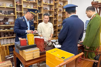 Lực lượng Quản lý thị trường tỉnh Quảng Ninh kiểm tra cửa hàng kinh doanh của Nguyễn Văn Anh ở thành phố Móng Cái.