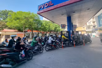 Người dân xếp hàng dài tại cây xăng PVOil Thái Thịnh (phố Thái Thịnh, quận Ðống Ða, Hà Nội).