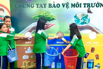 Học sinh Trường tiểu học Thanh Liệt, huyện Thanh Trì (Hà Nội) tham gia thực hành cách phân loại rác thải tại nguồn. (Ảnh BÍCH CHÂM)