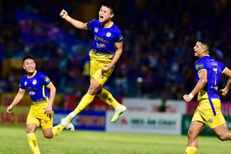 Tuấn Hải (giữa) ăn mừng bàn thắng duy nhất giúp Hà Nội FC thắng Thép Xanh Nam Định. (Ảnh THANH HẢI) 