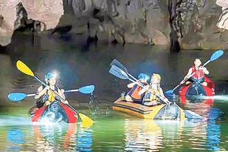Du khách khám phá động Phong Nha bằng kayak (Ảnh Phong Nha)