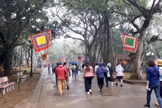 Ðầu năm, điểm di tích đền Sóc thu hút nhiều du khách thập phương tham quan vãn cảnh nhưng trong năm du khách khá thưa thớt. (Ảnh TTXVN)