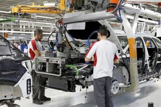 Công nhân làm việc tại một nhà máy ở Martorell, Tây Ban Nha. (Ảnh REUTERS)