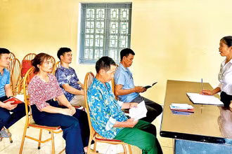 Chi bộ thôn Ghềnh Nà, xã Công Ða, huyện Yên Sơn (Tuyên Quang) họp bàn để ra nghị quyết xây dựng nông thôn mới.