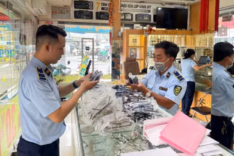 Lực lượng quản lý thị trường kiểm tra sản phẩm mắt kính thời trang không rõ nguồn gốc trong một cửa hàng ở Phường 11, quận Bình Thạnh, Thành phố Hồ Chí Minh. (Ảnh Cục QLTT)