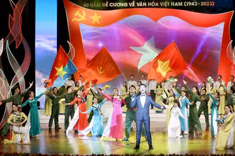 Tiết mục biểu diễn trong Chương trình nghệ thuật đặc biệt “Ðề cương về Văn hóa Việt Nam-Những dấu ấn lịch sử”. (Ảnh TRẦN HUẤN)
