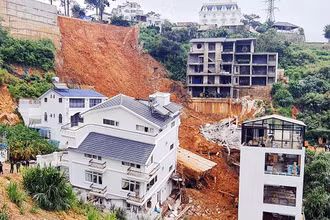 Hiện trường vụ sạt lở nghiêm trọng tại phường 10, thành phố Ðà Lạt, tỉnh Lâm Ðồng, rạng sáng 29/6. (Ảnh QUỐC HÙNG)