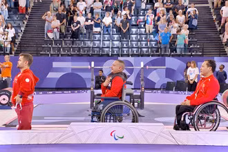 Lê Văn Công (bìa phải) nhận Huy chương đồng tại Paralympic 2024. (Ảnh NHƯ THUẬT)