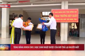 Tặng bằng khen cho 2 học sinh nhặt được của rơi trả lại người mất