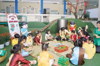 Cô và trò Trường mầm non 19/5 Thành phố (Thành phố Hồ Chí Minh) trải nghiệm không gian về ngày Tết cổ truyền. (Ảnh THẾ ANH)