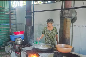 Bà Nguyễn Thị Sáu (thị xã Bình Minh, tỉnh Vĩnh Long) với nghề làm mứt truyền thống.