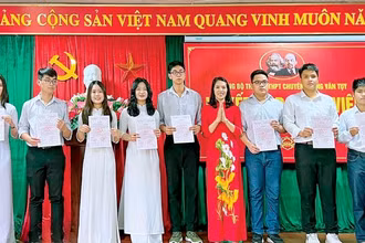 Lễ kết nạp đảng viên mới tại Trường THPT chuyên Lương Văn Tụy.